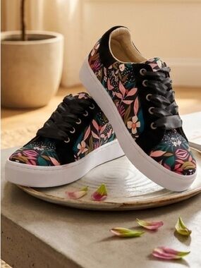 Chula Women's Floral Sneakers - Black Size 6